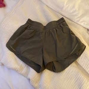 Lululemon low rise hotty hot shorts 2.5”